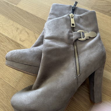 Bottines grises à talon