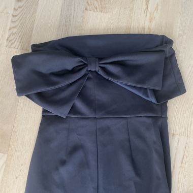 Marineblaue, trägerlose Midikleid