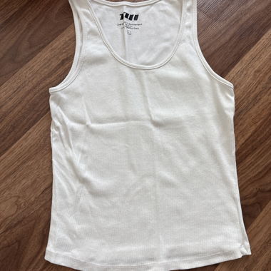 Weisses Ripp-Top