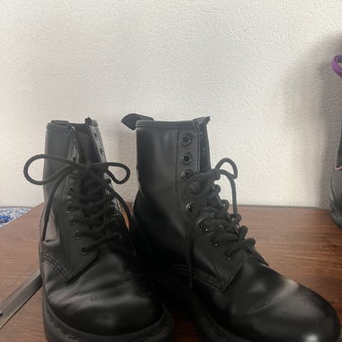 Schwarze Dr. Martens Stiefel