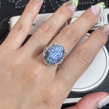 Bague florale bleue avec anneau orné