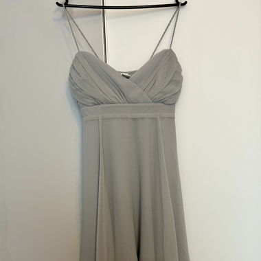 Jolie robe de soirée légère bleue-grise