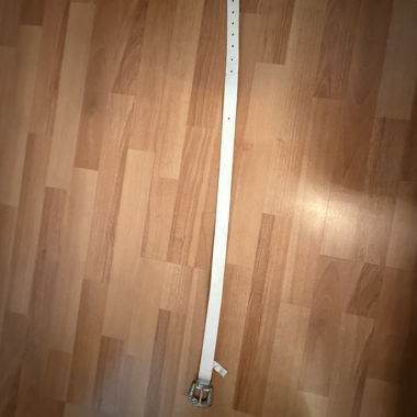 Cintura bianca con fibbia ornamentale