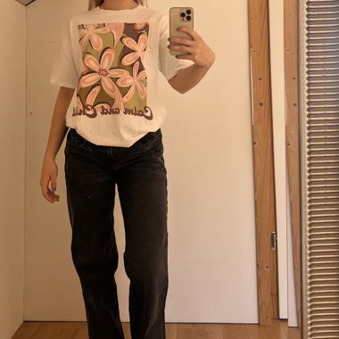 Weisses T-Shirt mit Blumenprint