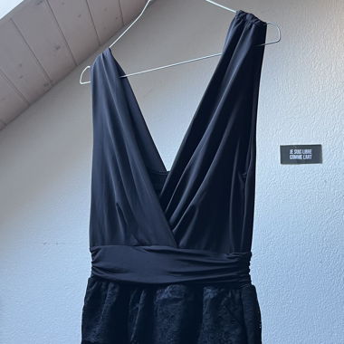 Schwarzes Kleid
