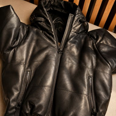 Schwarze Lederjacke mit Kapuze