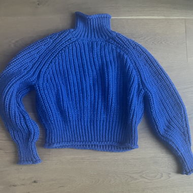 Maglione Blu a Coste con Collo Alto