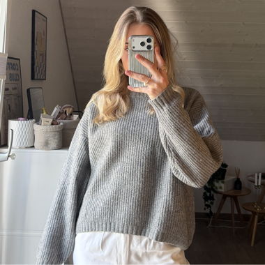 Grau gerippter Pullover