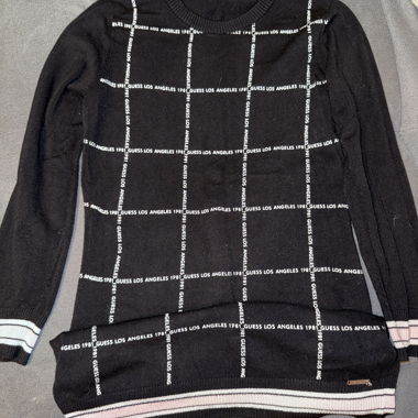 Schwarzes eng anliegendes Kleid von Guess 