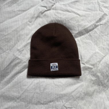 Bonnet en tricot brun