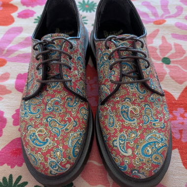 Dr Martens oxford con sfondo rosso e fiori in cashmere 