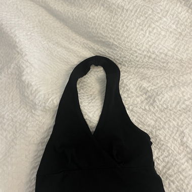 Top nero a collo halter