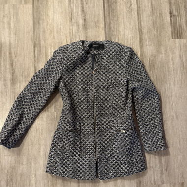 Lange, taillierte Jacke aus dunkelblau-weissem Tweed mit Reissverschluss