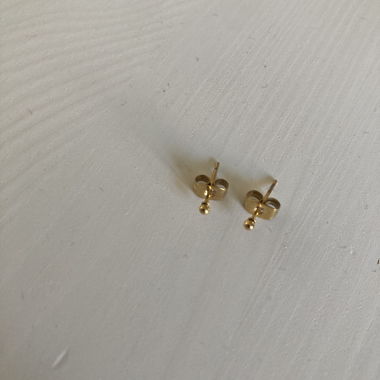 Petits clous d’oreilles dorés mini de Tara Style