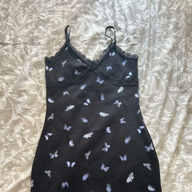 Robe a motifs papillon 