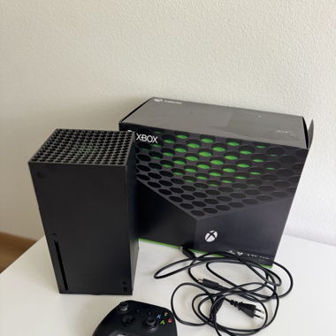 Xbox Series X und Lenovo Gaming Monitor 