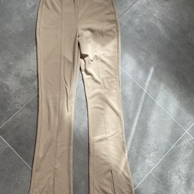 Pantalon beige coupe flare