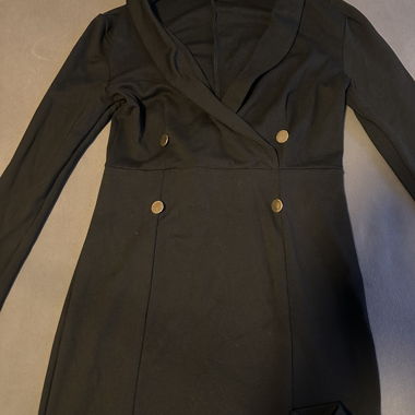 Robe noire élégante à boutons dorés
