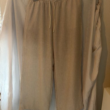 Pantalon fin et large rayé beige Bershka