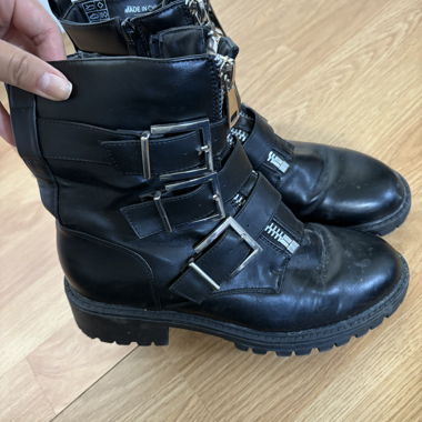 Bottes noires avec détails