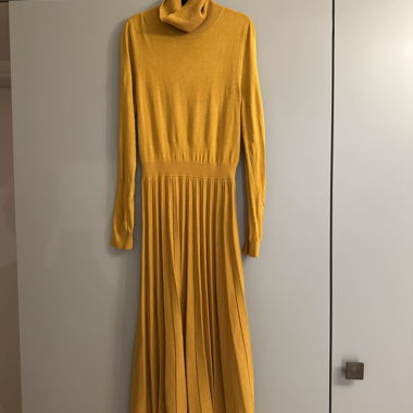 Robe en maille jaune à col roulé