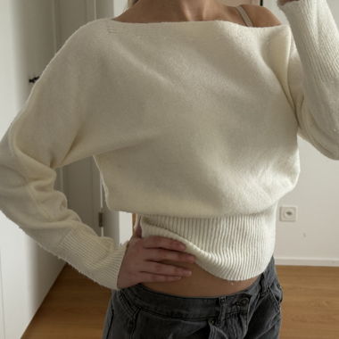 Maglione in maglia color crema off-shoulder