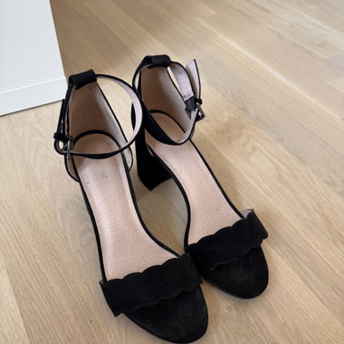 Absatzsandalen