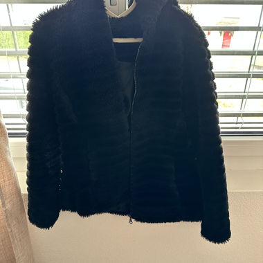 Schwarze Flauschjacke