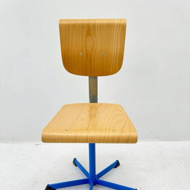 Klassischer Drehstuhl in Blau