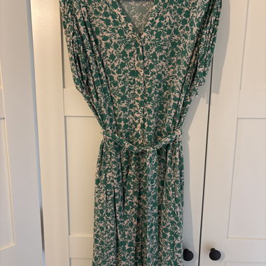 Grünes Esprit-Kleid mit Blumenmuster