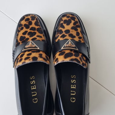 Guess Loafers mit Leo-Muster
