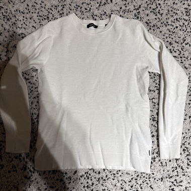 Weisser Feinstrickpullover