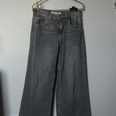 graue jeans mit weitem bein