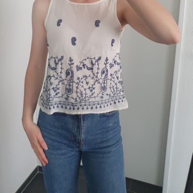 Top bianco con motivo paisley