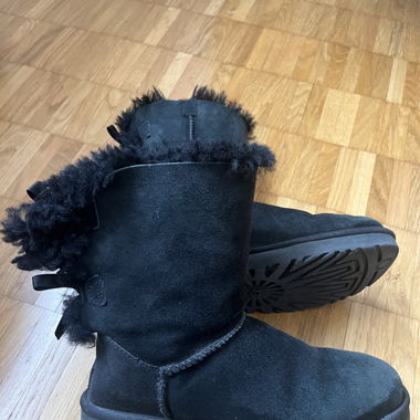 UGG Black SIZED 37