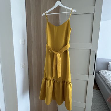 Robe à bretelles jaune avec ceinture nouée Hallhuber