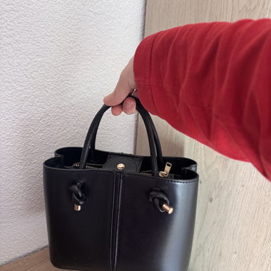 Kleine schwarze Handtasche mit Schulterriemen
