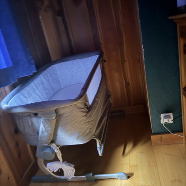 Graues Beistellbett