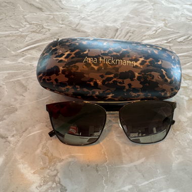 Lunettes de soleil avec étui 