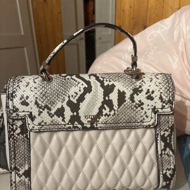 Guess Tasche mit schlangen print