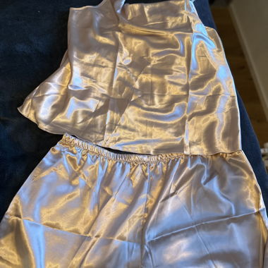 Ensemble pyjama en satin avec top et short