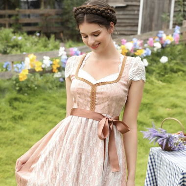 Zartrosé Dirndl mit Spitzen-Schürze 