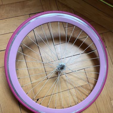 Roue avant rose (incl. pneus) en parfait état