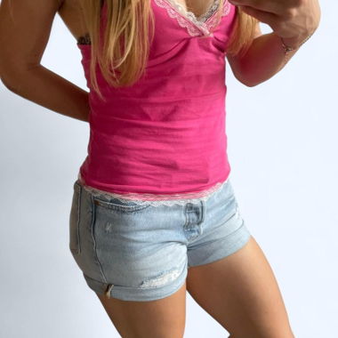 light blue Levi’s jean shorts in size 27
