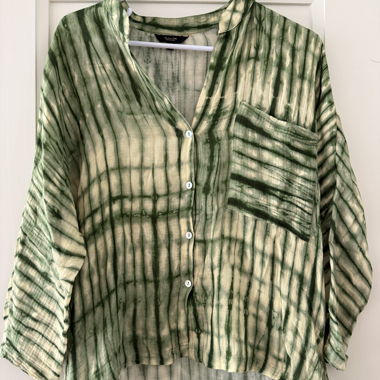 Blusa Massimo Dutti con effetto tie-dye verde