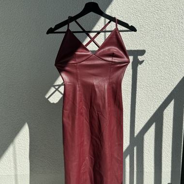 rotes kunstlederkleid mit schlitz