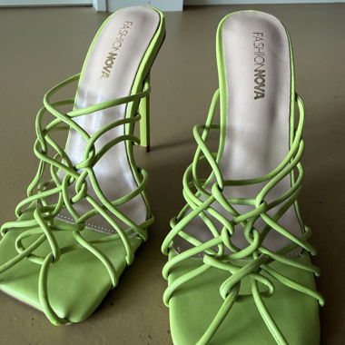 Sandali con tacco alto verde neon