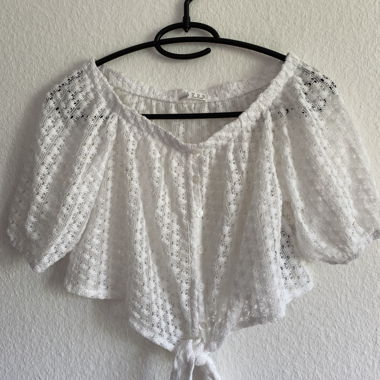 Weiss, nie getragene Bluse.