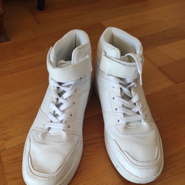 weisse Sneaker