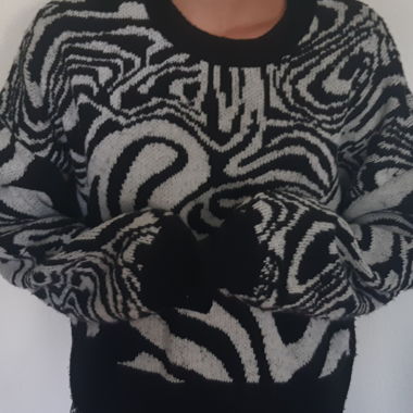 Schwarz-weisser Pullover mit abstraktem Muster